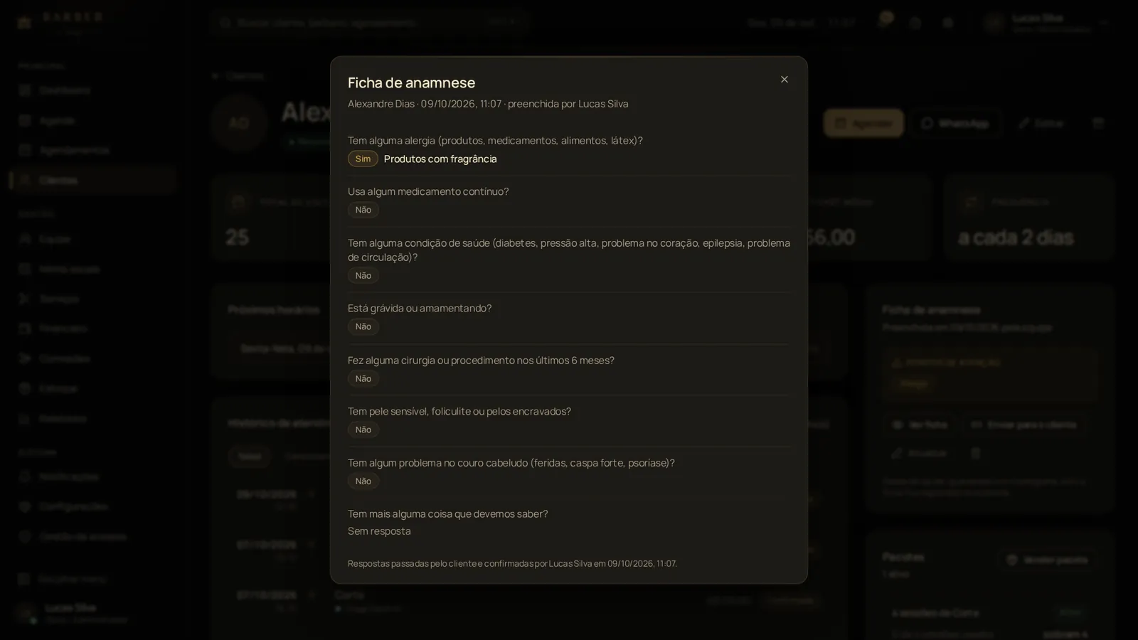 Ficha de anamnese respondida, com pontos de atenção